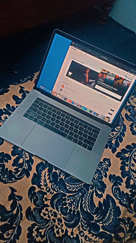 Mac Book Pro 2017 1tb SSD 4gb graphics card 16gb ram 1