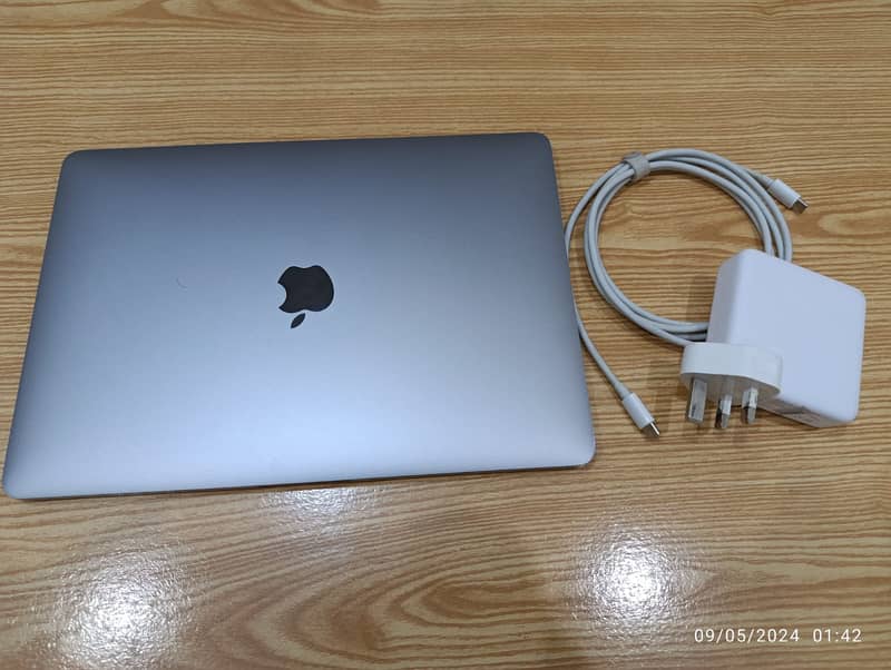 MacBook Pro 2017, 08/256 13.3 inch with TouchBar 03194432574 2