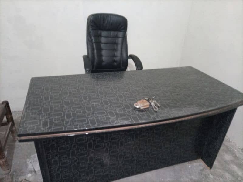 Boss chair and table 0