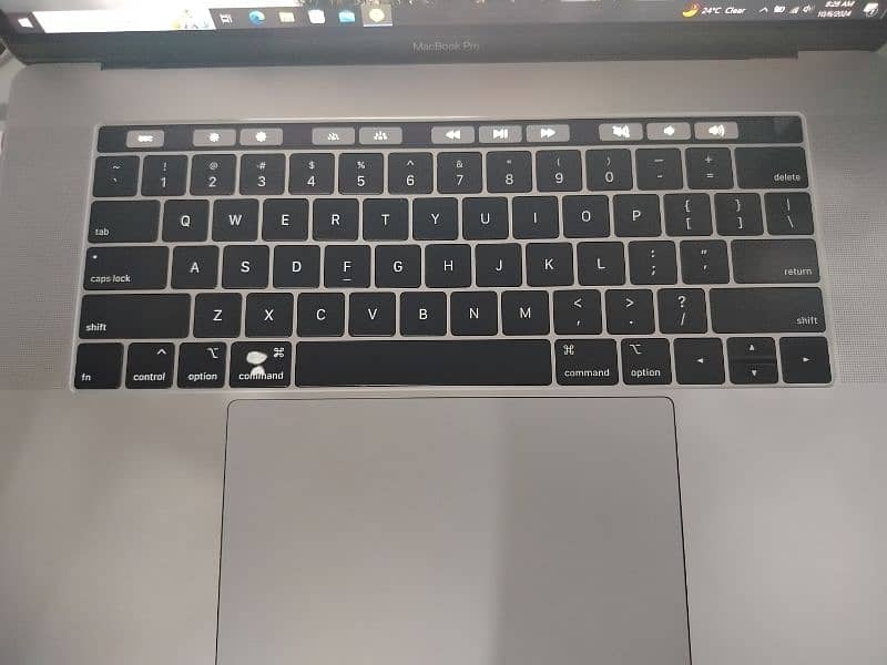 Macbook pro 2019 15 inch, 256 ssd 16 gb ram 1