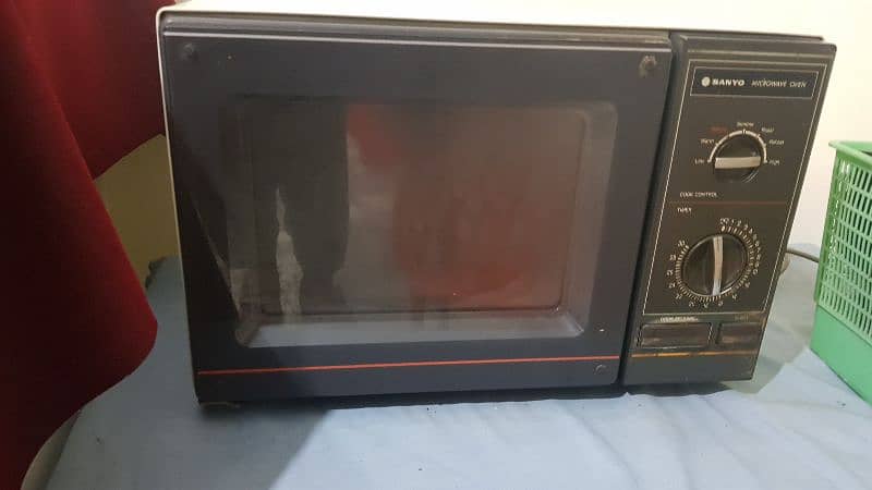 sanyo Japanese microwave v. good condition 1