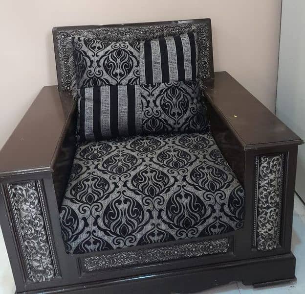 5 seater sofa set centre table with heavy wood work for sale 2