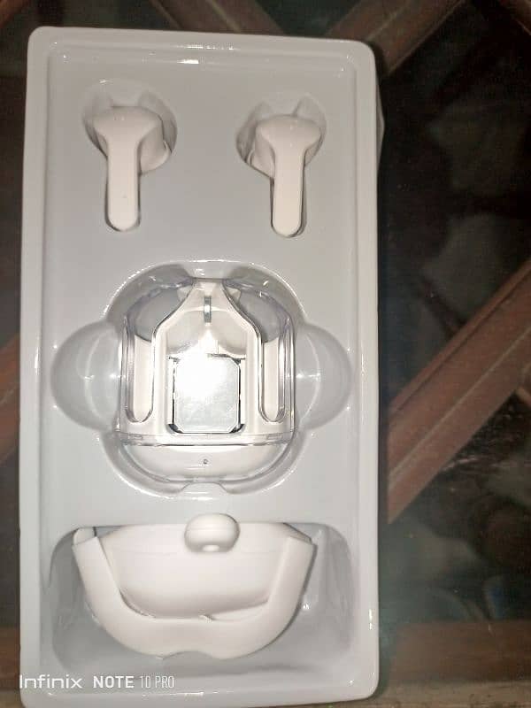 AIR 31 EARPHONES 1