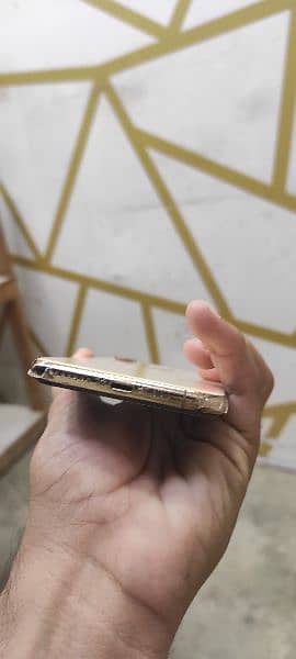 Iphone XS Gold Colour 2