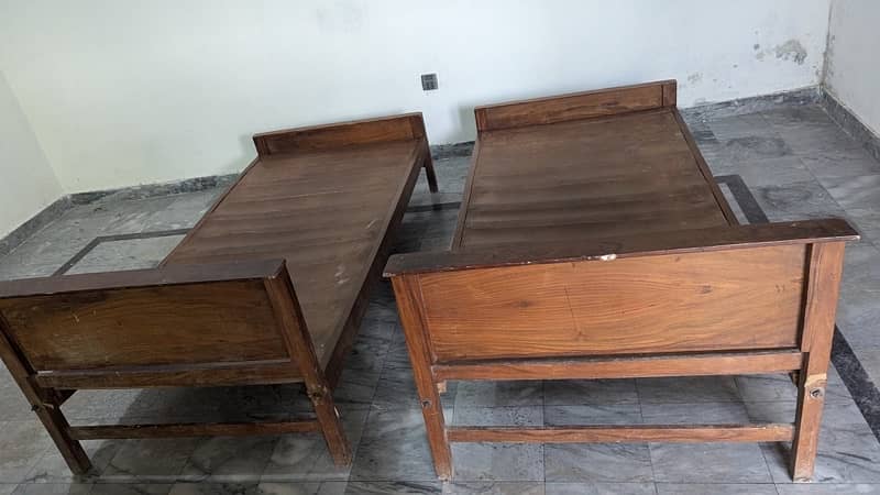 Used Wooden Beds with used mattress are for urgent Sale in Taxila 4