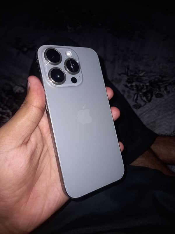 IPhone 15 pro natural titanium 1