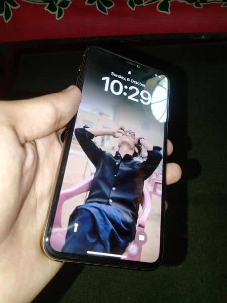 iPhone 11 Pro Max, 256GB. 2