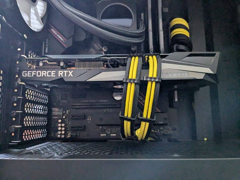 GIGABYTE GAMING OC RTX 3060TI 8GB DDR6 JUST LIKE NEW AVAILABLE 2