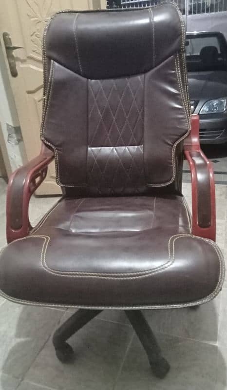 Executive revolving chair in perfect condition 1