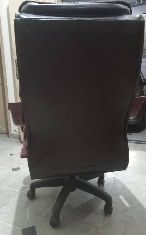 Executive revolving chair in perfect condition 2