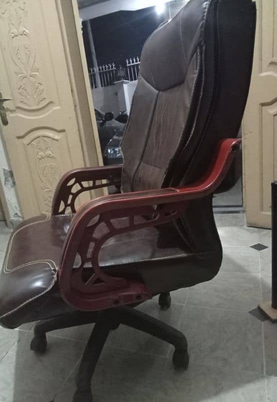 Executive revolving chair in perfect condition 3