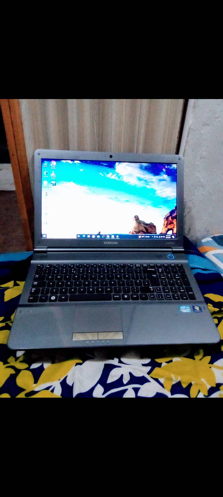 6 Month Old Samsung Laptop with Excellent Condition and Charger 6