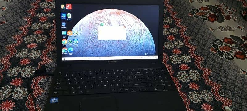 toshiba satelite i3 processor  6 gb ram 250 2