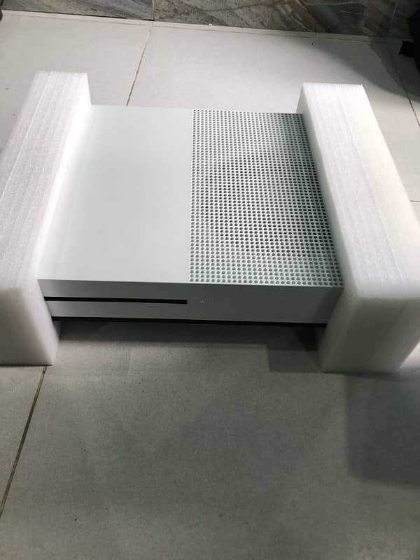 xbox one s with box new condition 4