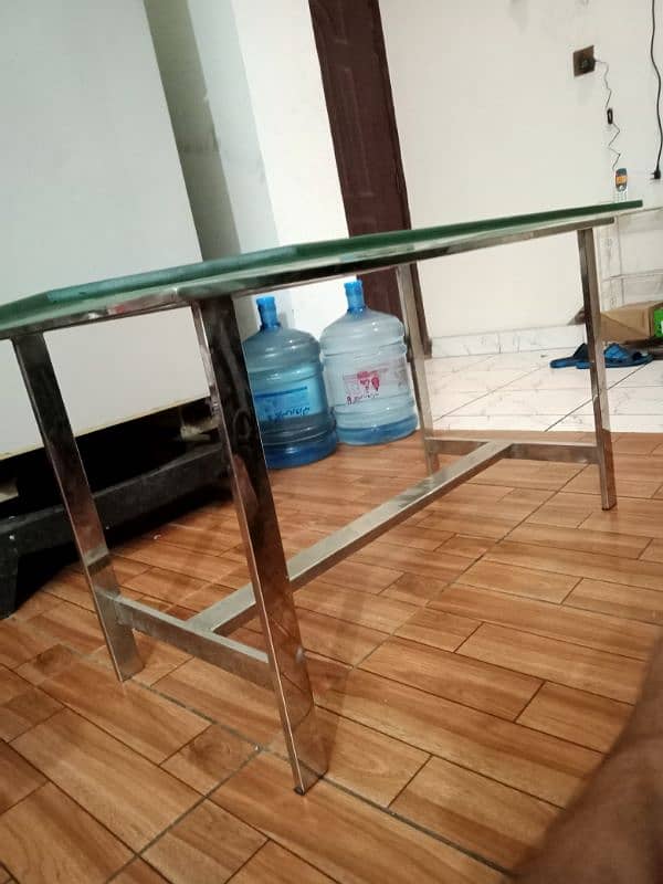 Glass Table with Beautiful Design in Very Good Condition 3