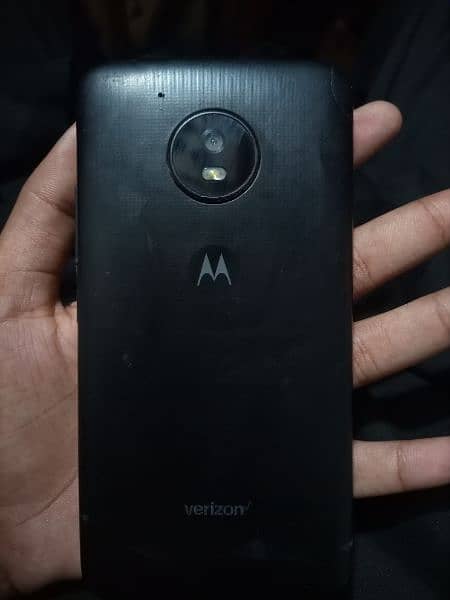 moto e4 with thumb 1