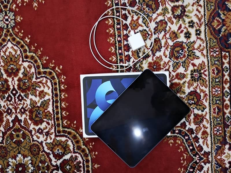 iPad Air 5 M1 chip with box and charger and jelly pouch 4