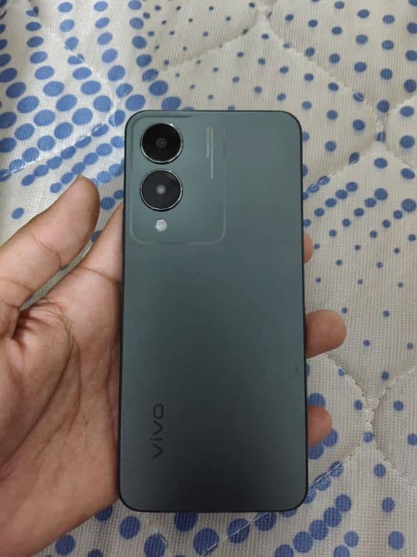 vivo y17s,Green colour ma ha,4/128 storage haa,battery health 5000MAH 4