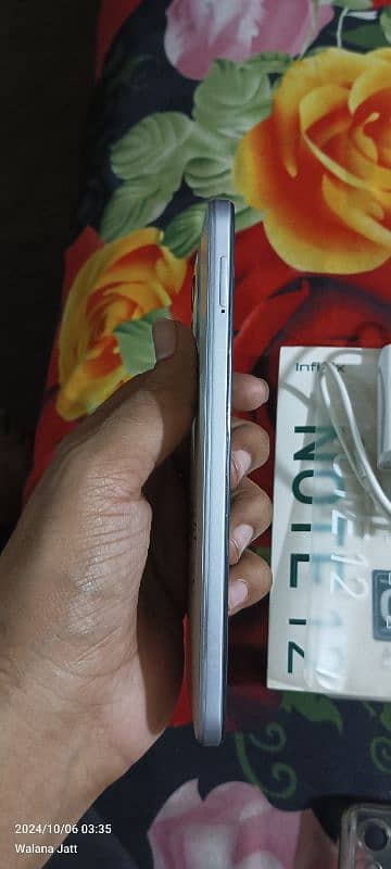 Infinix note 12 g96 (penal change hai or back sy color utra hai Thora. 10