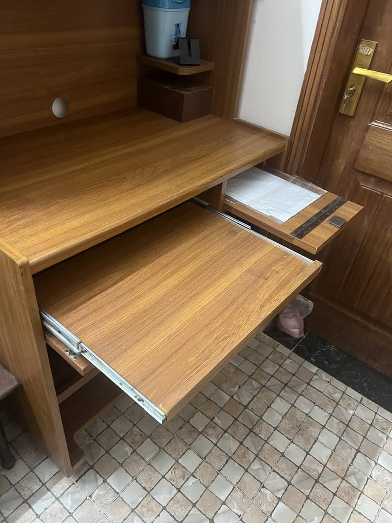 Computer/study table with good storage 2