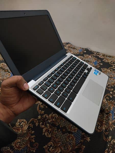 ASUS Chromebook laptop with windows 10 0