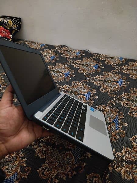 ASUS Chromebook laptop with windows 10 1