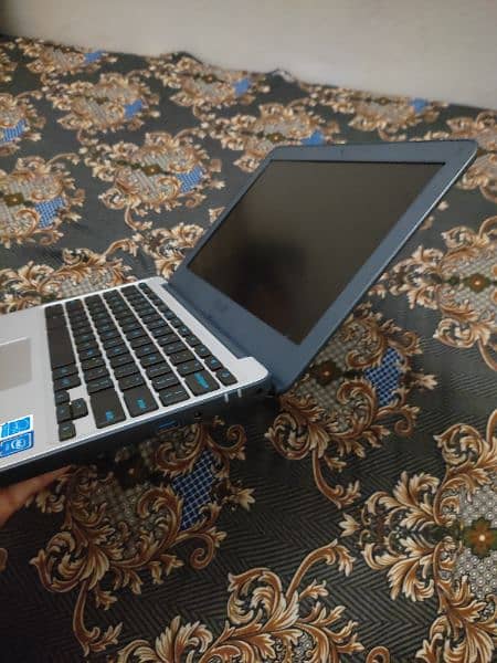 ASUS Chromebook laptop with windows 10 2