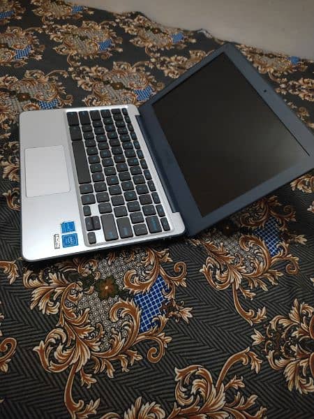 ASUS Chromebook laptop with windows 10 3