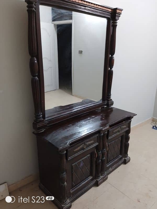 Show Case & Dressing Table 0