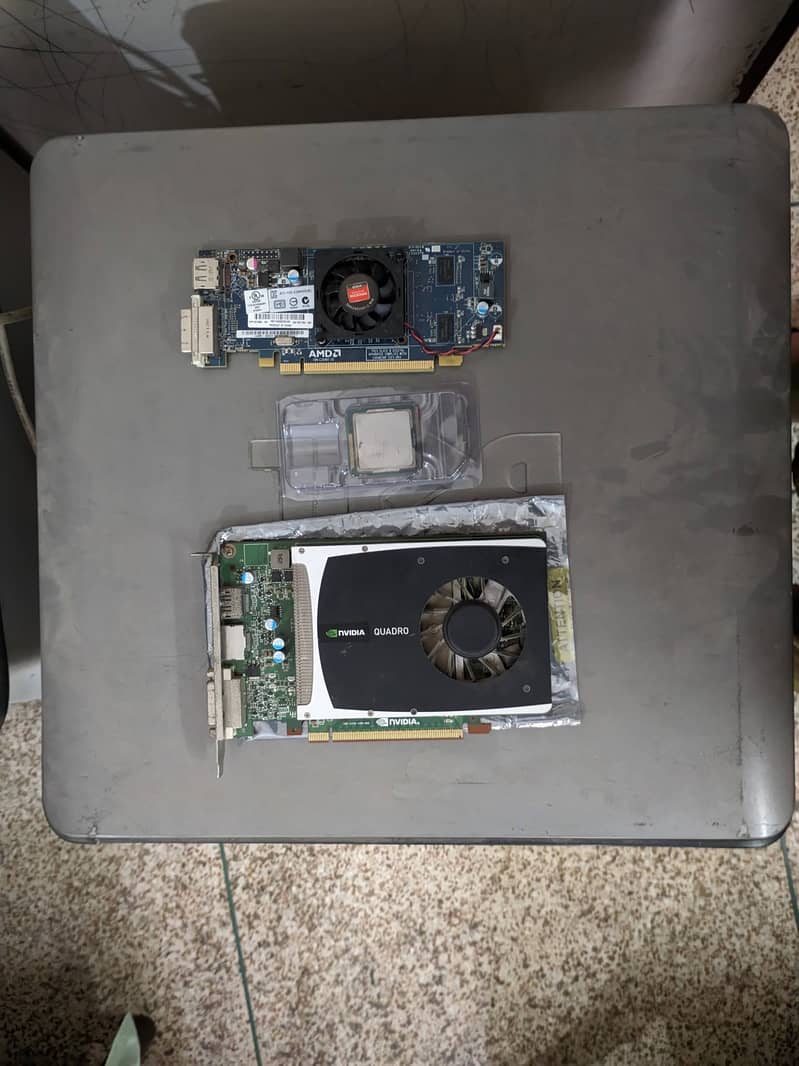 Xeon E3-1245 (i7-2600) + Nvidia Quadro 2000 1GB (DDR5). 4