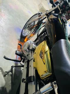 Honda 125 Self Start Gold Edition