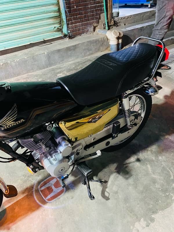 Honda 125 Self Start Gold Edition 3