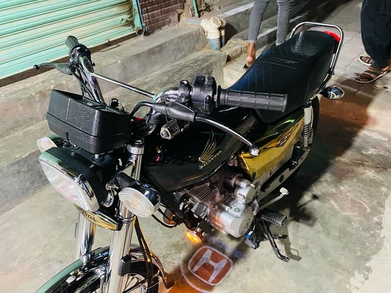 Honda 125 Self Start Gold Edition 4