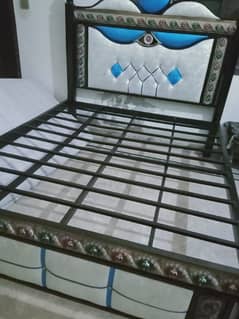 Iron Bed In Good Condition For Sale In Reasonable Price