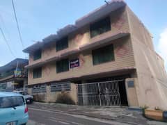 Murree flat For sale 
Size 1700 sq. ft. 
On road location 
Lovely and prime location 0