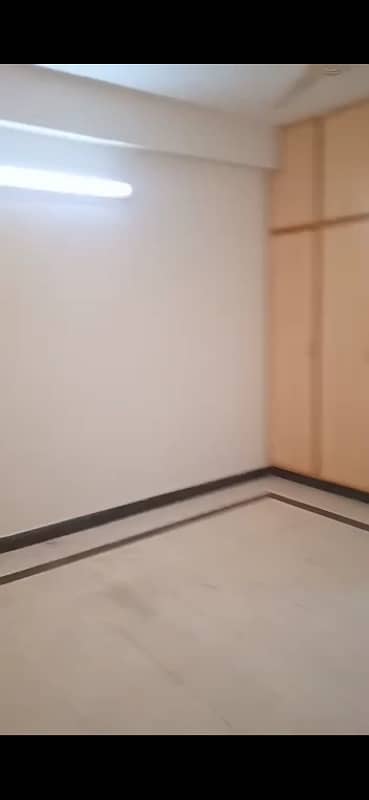 Murree flat For sale 
Size 1700 sq. ft. 
On road location 
Lovely and prime location 18