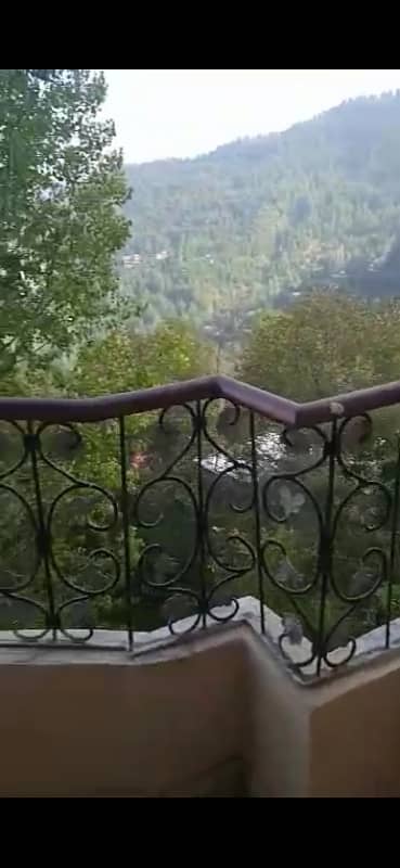 Murree flat For sale 
Size 1700 sq. ft. 
On road location 
Lovely and prime location 20