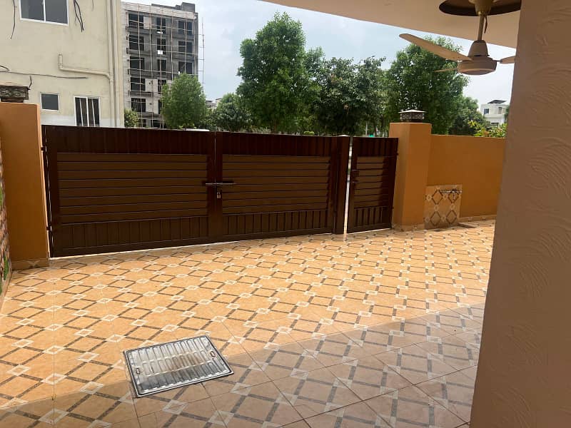 10 Marla Used House For Sale In Talha Block Bahria Town Lahore 2