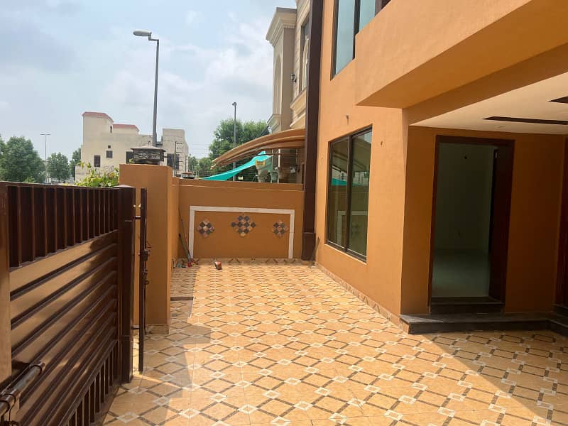 10 Marla Used House For Sale In Talha Block Bahria Town Lahore 6