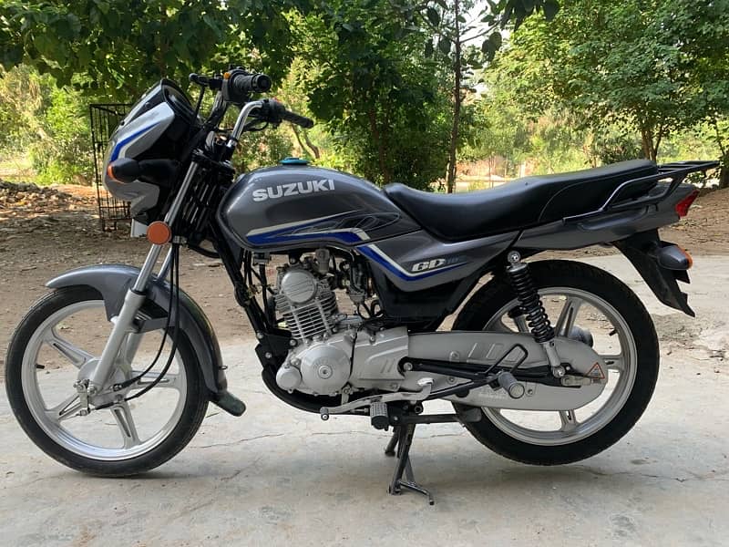 condition 10/10 only 6000 km driven newly bike 3