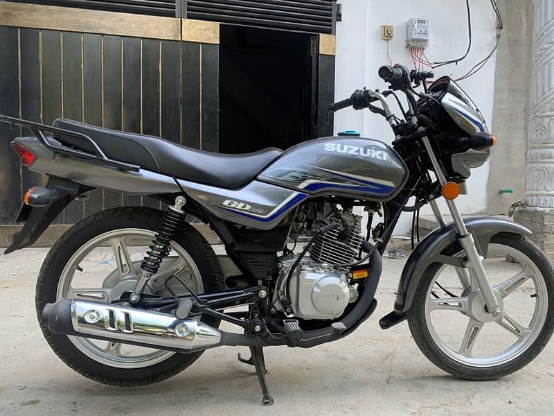 condition 10/10 only 6000 km driven newly bike 4