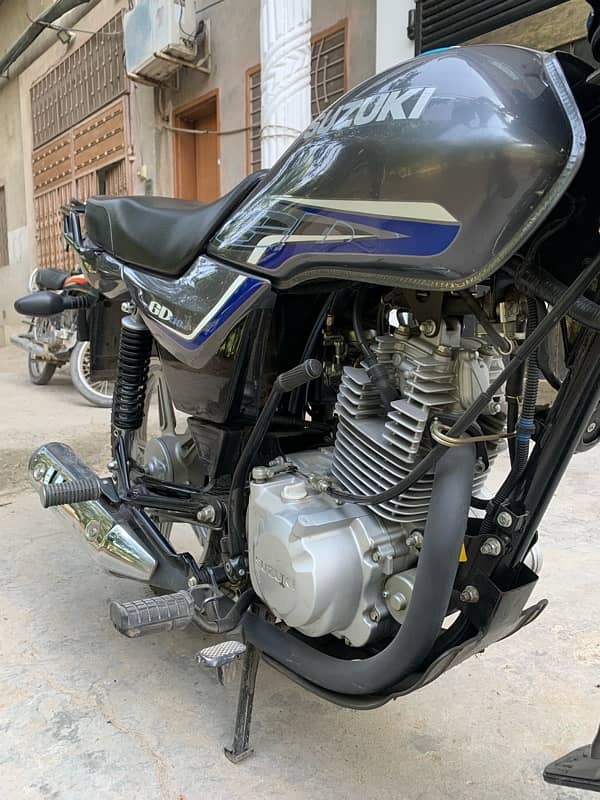 condition 10/10 only 6000 km driven newly bike 8