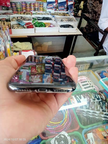 iphone x with mirror condition one handed phone ! 3