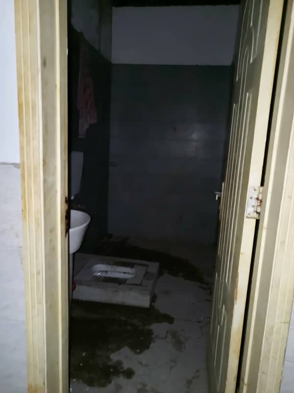 first floor hall for rent in Ali town near thokar main raiwand road for snoker club and Gym setup 9