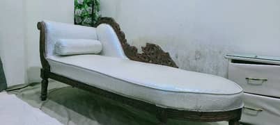 Dewan sofa for sell full new 3 2 month used