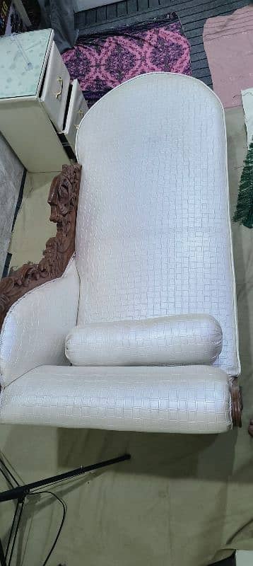 Dewan sofa for sell full new 3 2 month used 1