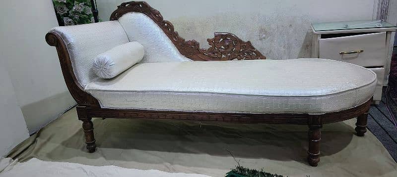 Dewan sofa for sell full new 3 2 month used 5