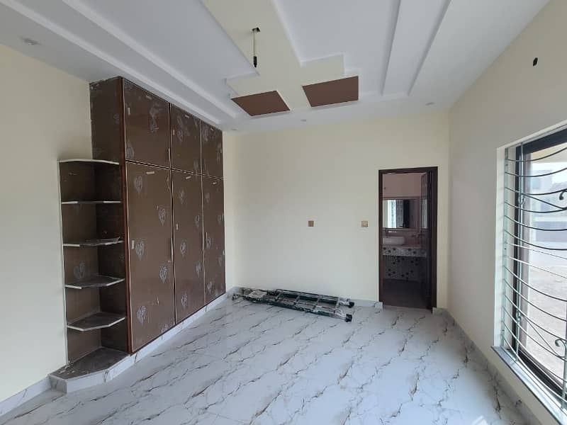 Prime Location 8 Marla House In Bahria Nasheman For sale 2