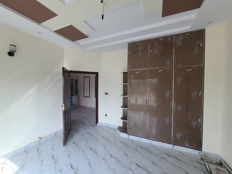 Prime Location 8 Marla House In Bahria Nasheman For sale 3