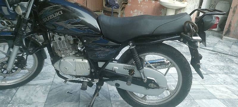 Suzuki GS 150 SE 4